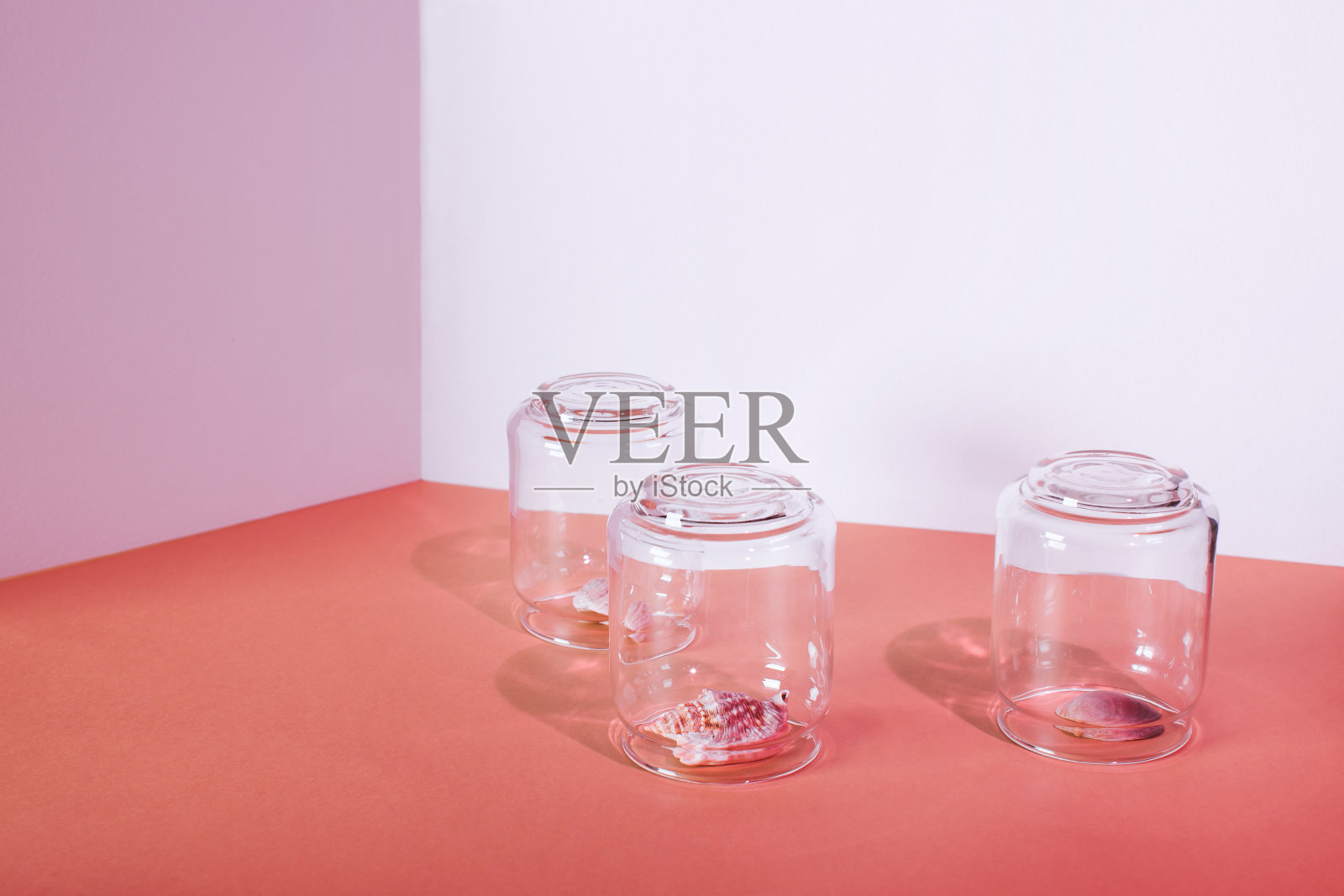 隔离暑假概念。壳下的玻璃帽上的几何双色调的背景。照片摄影图片