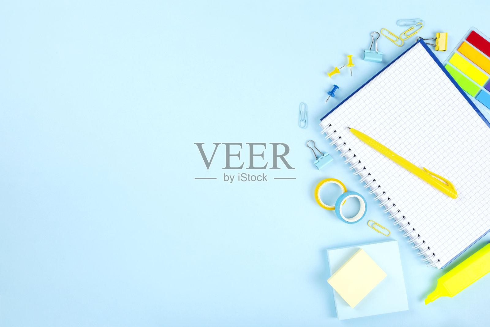 蓝色背景的学校办公用品。回到学校的概念。前视图。本空间照片摄影图片