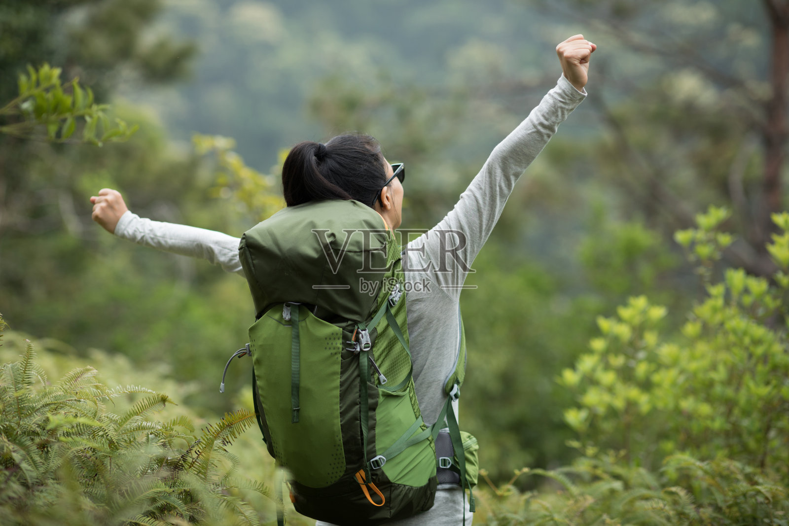 成功的徒步旅行者欣赏山顶的景色照片摄影图片