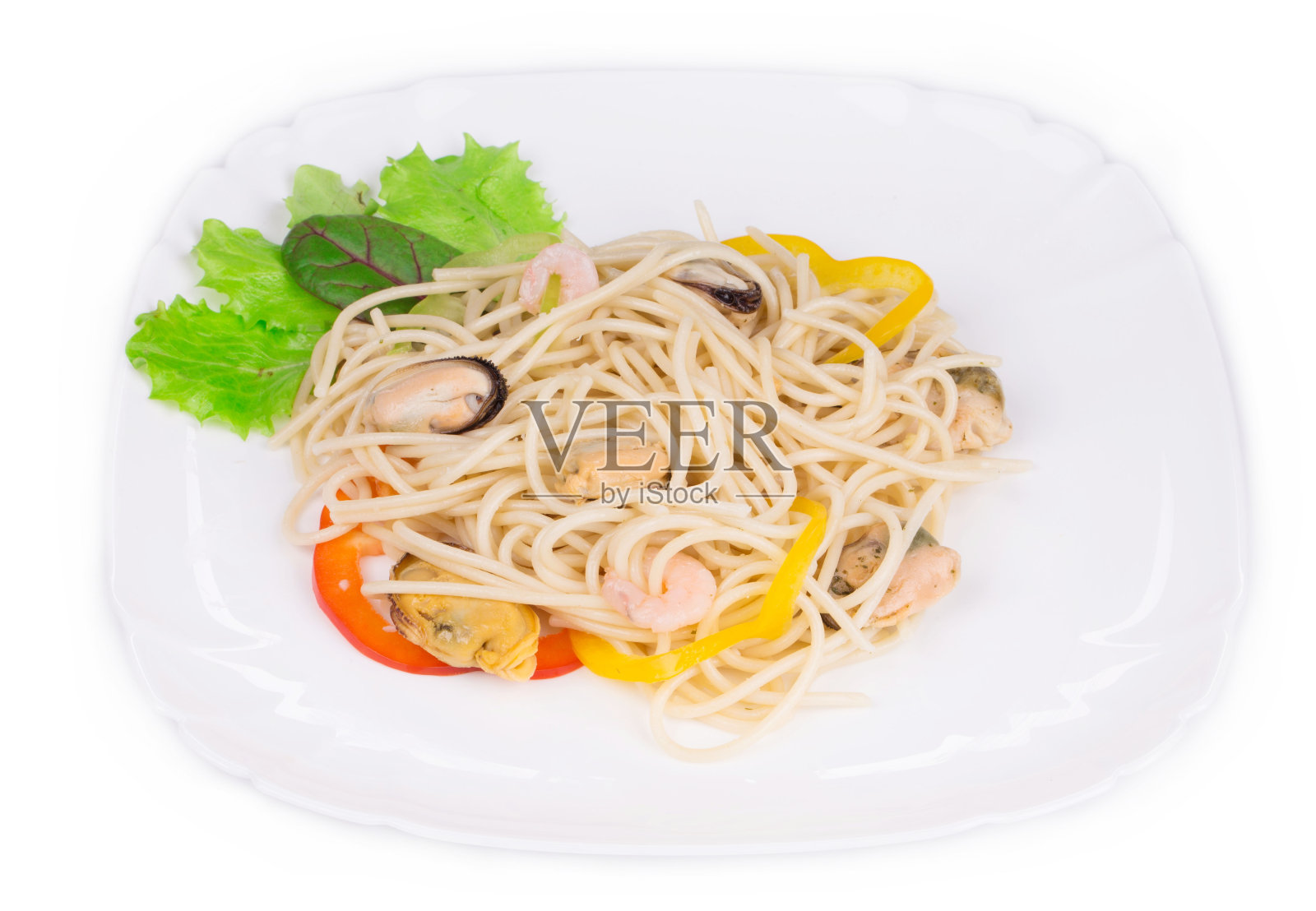 美味的意大利面配海鲜就像高级料理。照片摄影图片