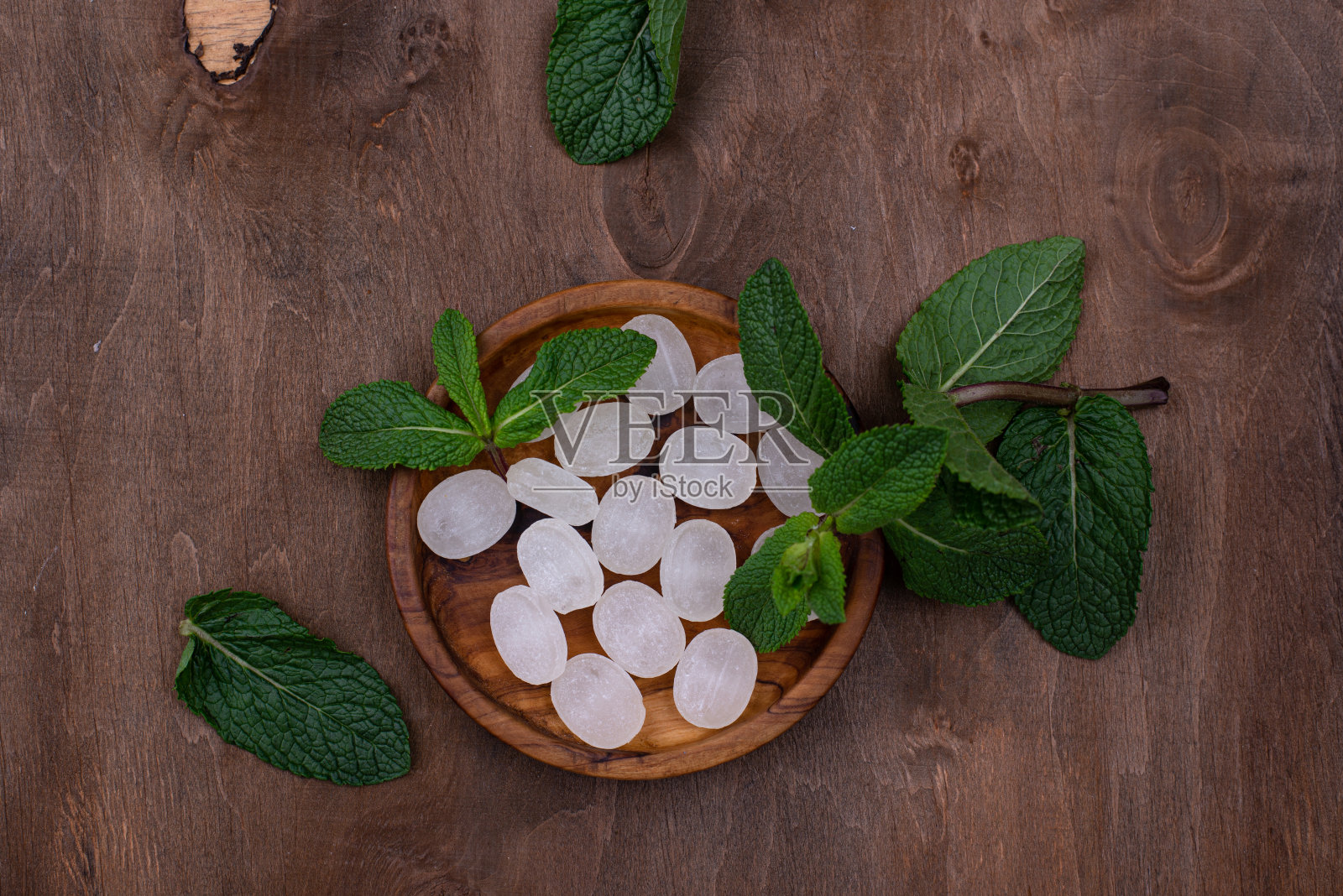 甜硬薄荷糖和薄荷照片摄影图片