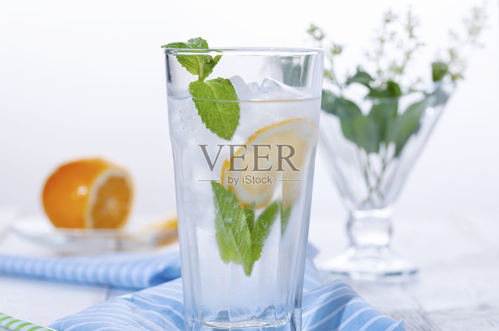 加一片柠檬、薄荷叶和冰块的碳酸饮料照片摄影图片