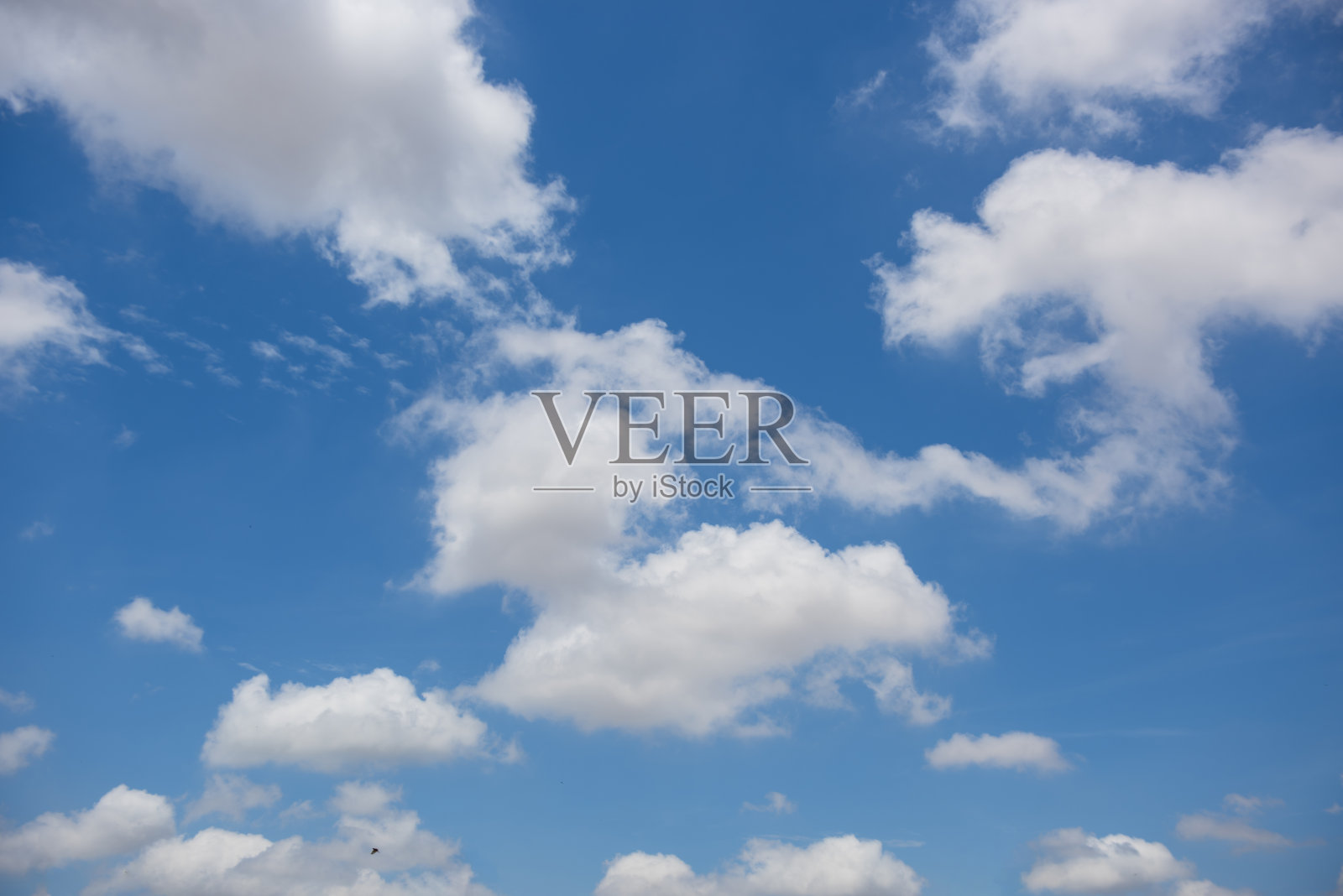 晴朗的早晨,蓝天和白云。照片摄影图片