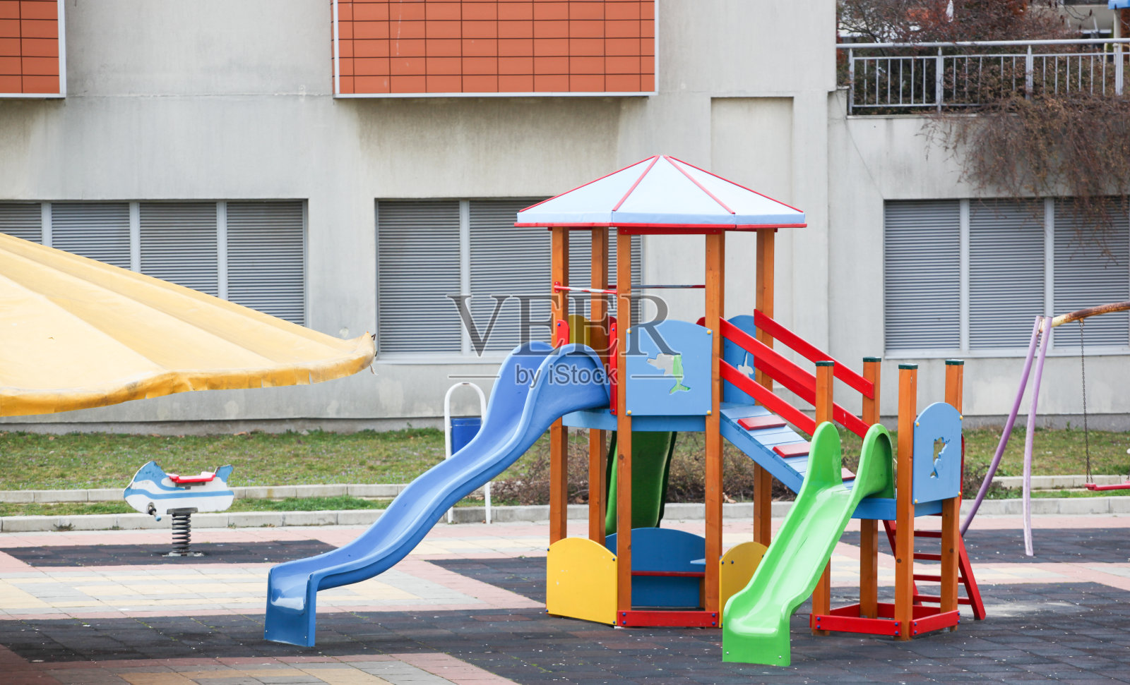 城市公园里五颜六色的儿童游乐场照片摄影图片