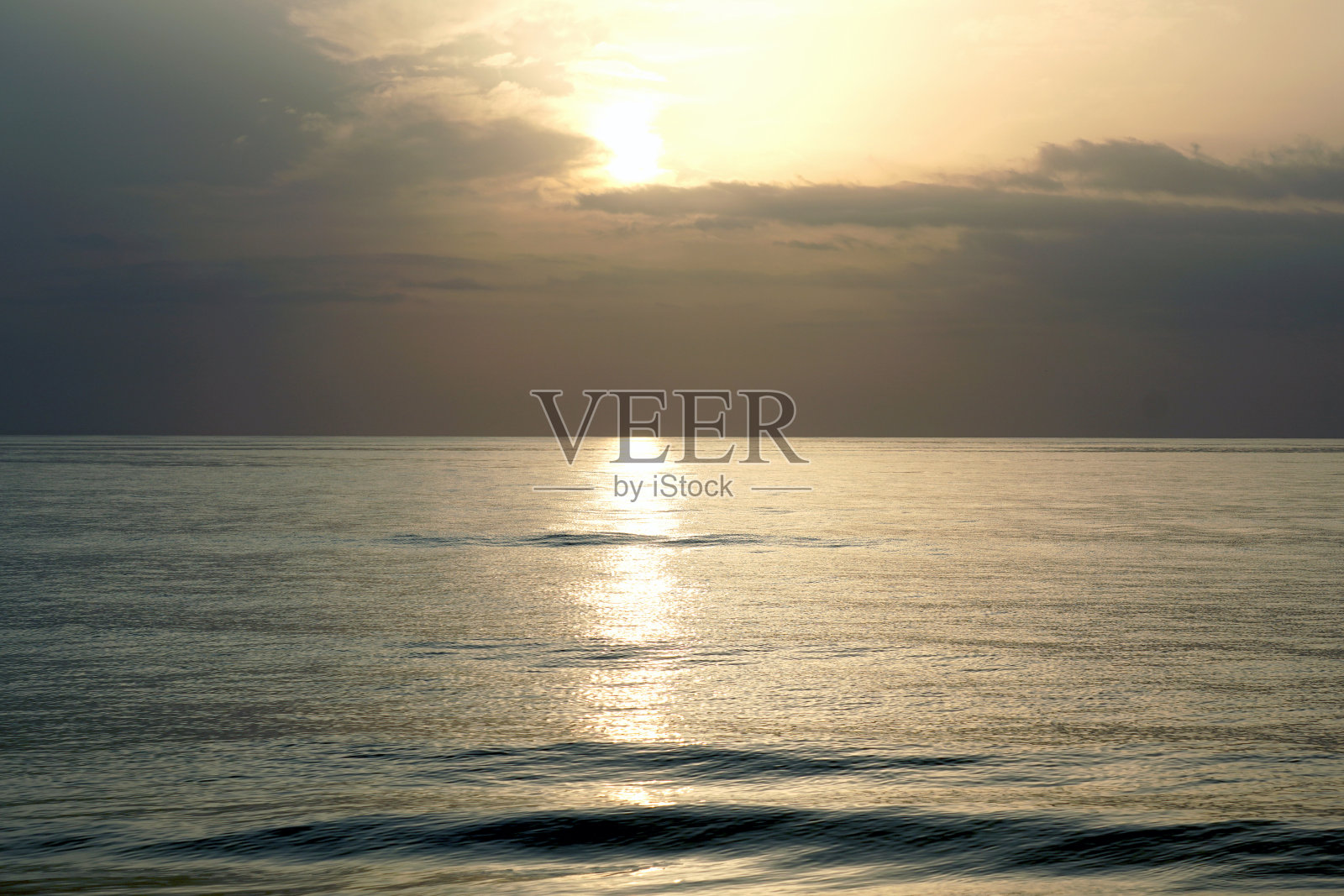 大西洋的日出。早....海浪。清新的微风,美丽的云彩,明亮的橙色光。水平海景照片摄影图片