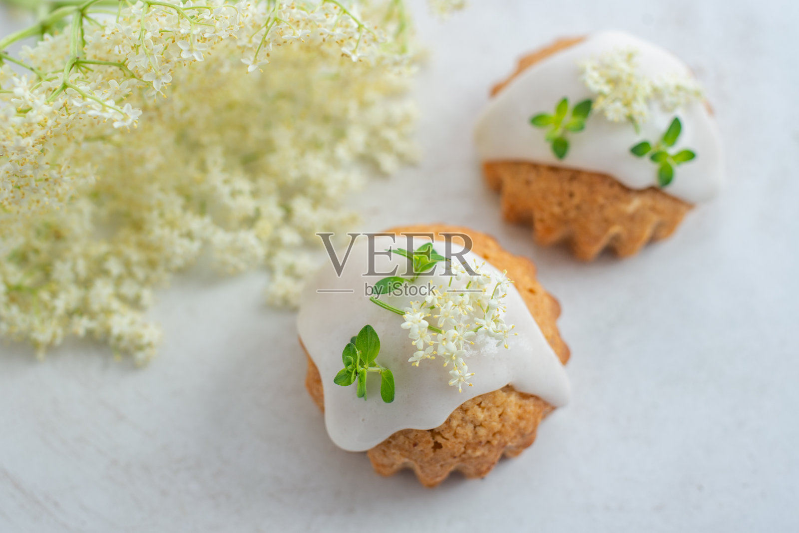 接骨木花柠檬蛋糕照片摄影图片