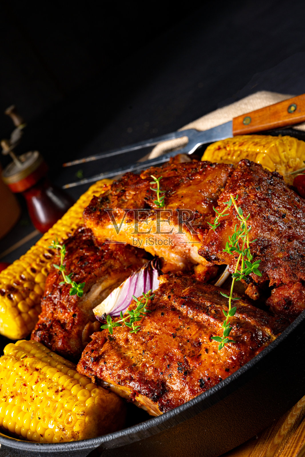 烤箱里的纯朴排骨照片摄影图片