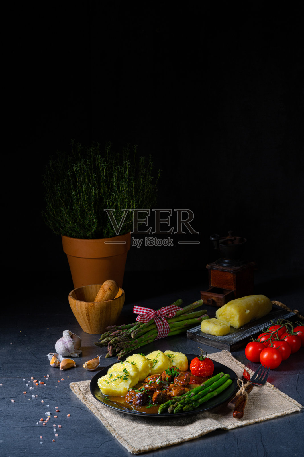 炖牛肉和绿芦笋的饺子照片摄影图片