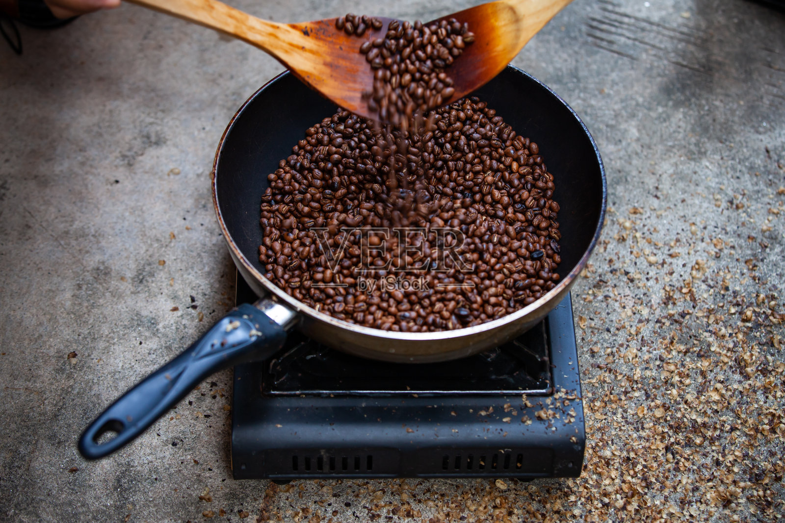 传统的在家烘焙咖啡,新鲜烘焙的咖啡豆。照片摄影图片
