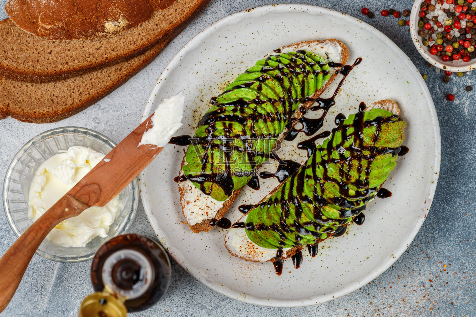黑麦吐司配牛油果,奶油芝士和香醋。健康美味的早餐三明治。有选择性的重点照片摄影图片