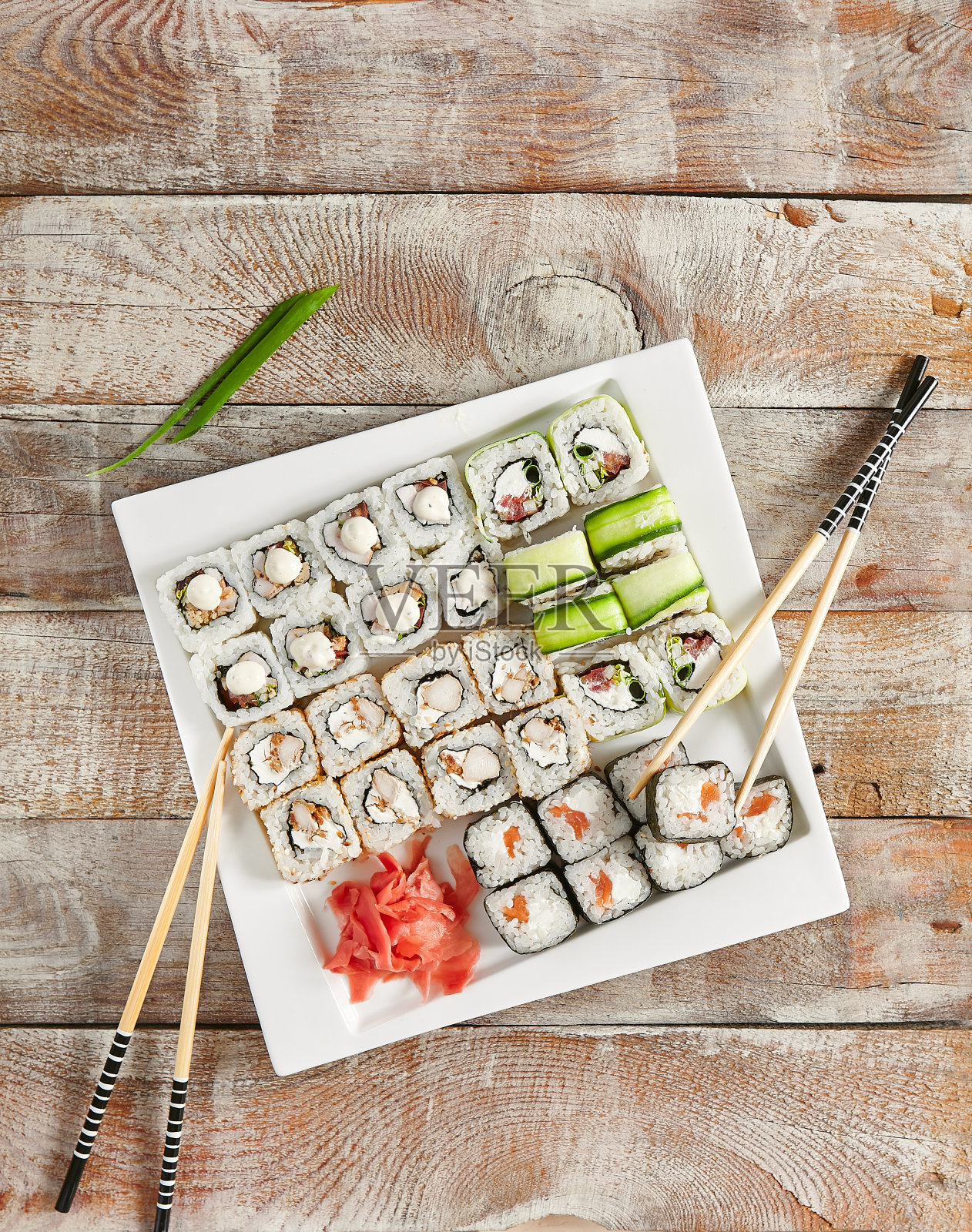 美味的筷子卷套装照片摄影图片