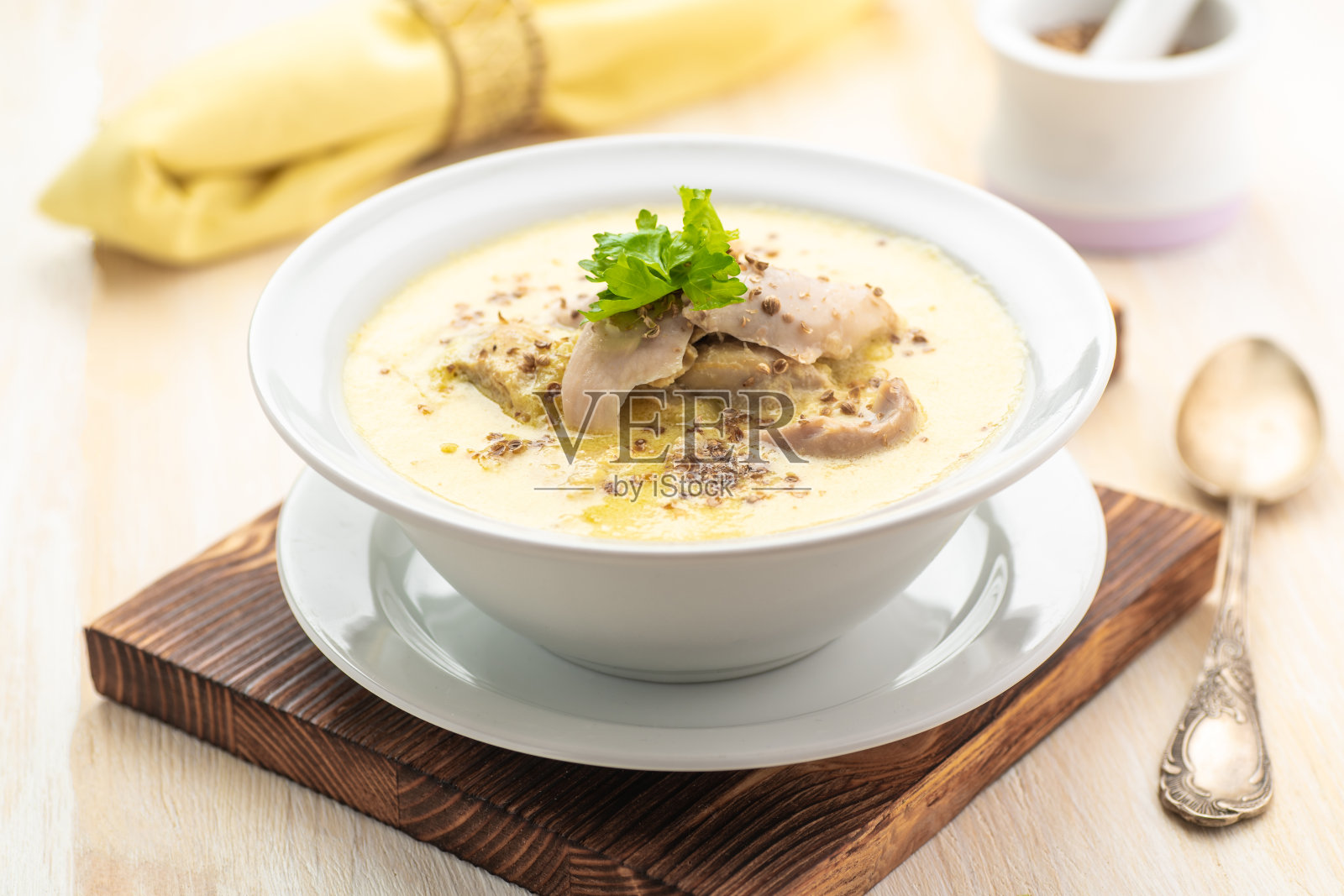 浓奶油鸡汤。一个鸡蛋的汤。照片摄影图片