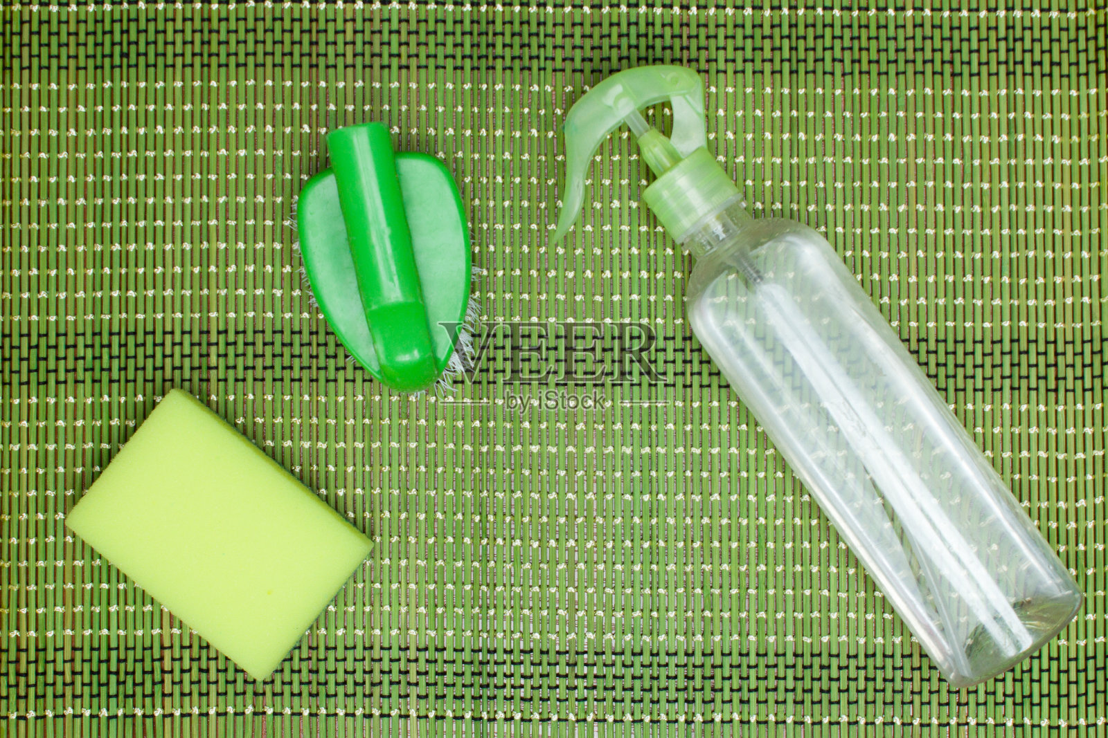 用于清洁厨房、浴室及其他区域的各种表面。在绿色垫子背景上的文本或标志的Copyspace。清洁服务的理念,照片摄影图片