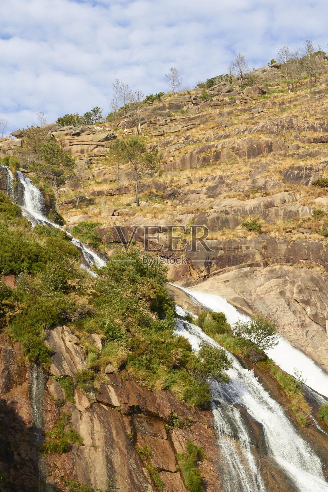 埃扎罗河瀑布的高处照片摄影图片