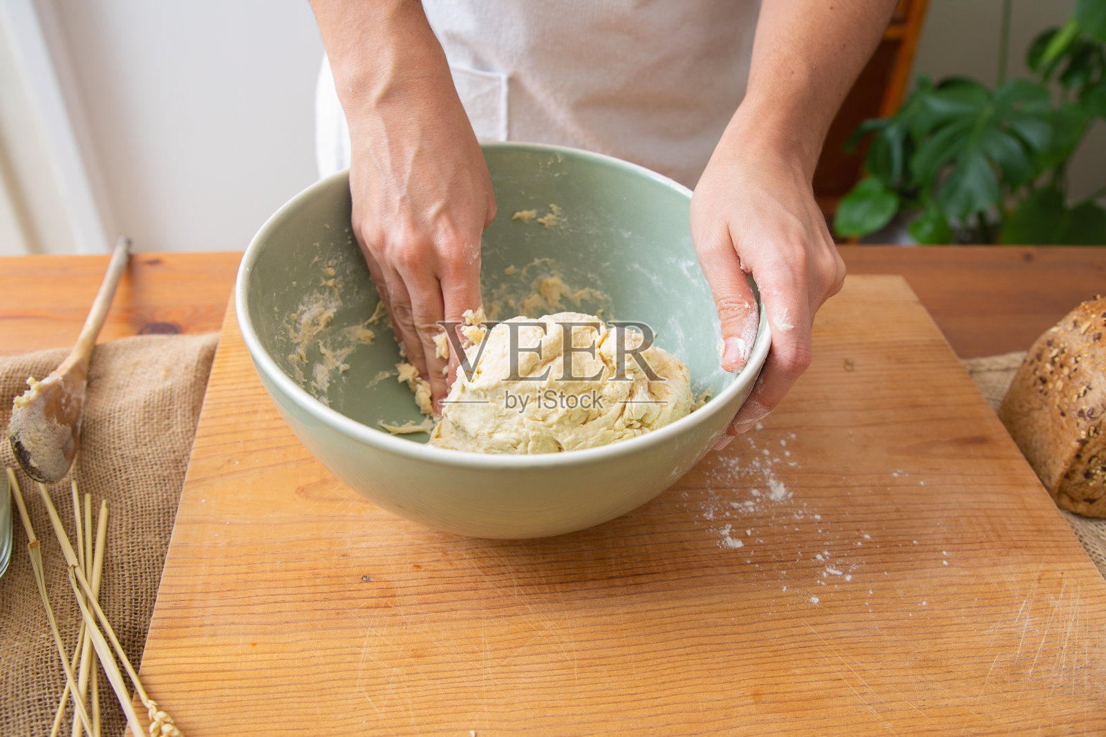在碗里做美味的糕点和面包照片摄影图片