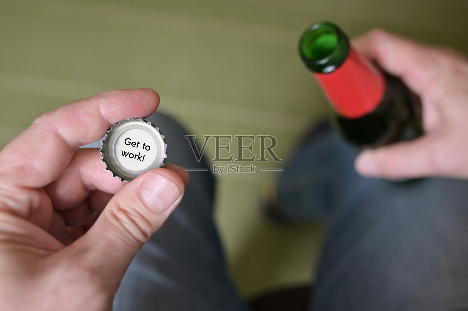 瓶盖里面写着“开始工作!”照片摄影图片