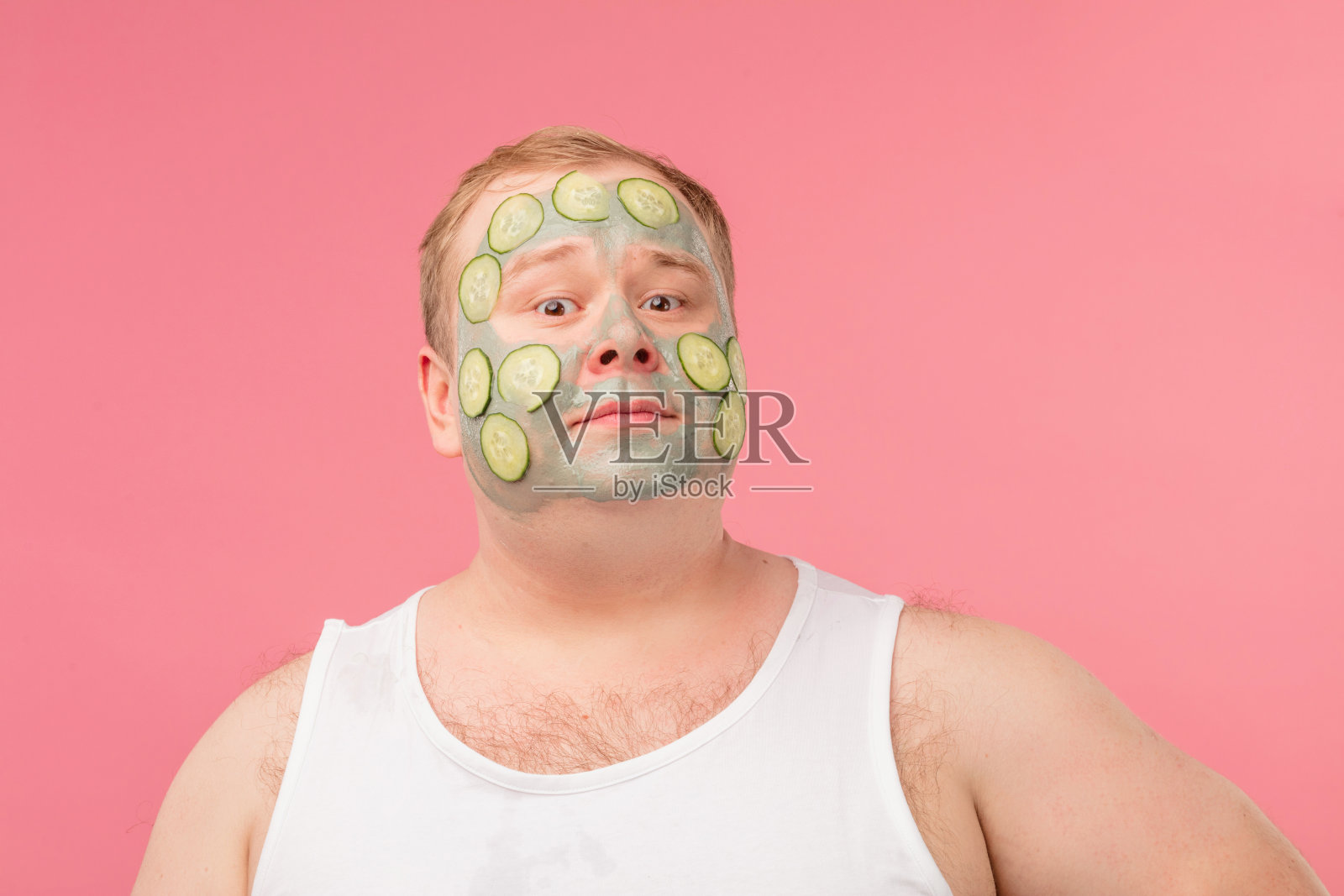 开朗有趣的人有粘土面具,表达积极的情绪,孤立的粉红色。照片摄影图片