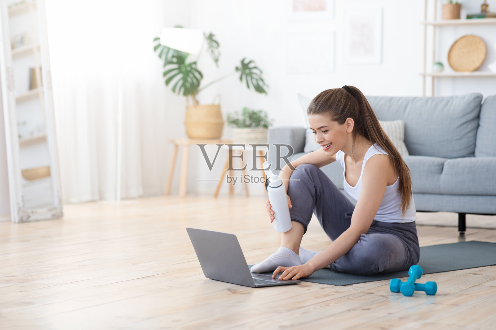 快乐女孩穿着运动服准备在线训练照片摄影图片