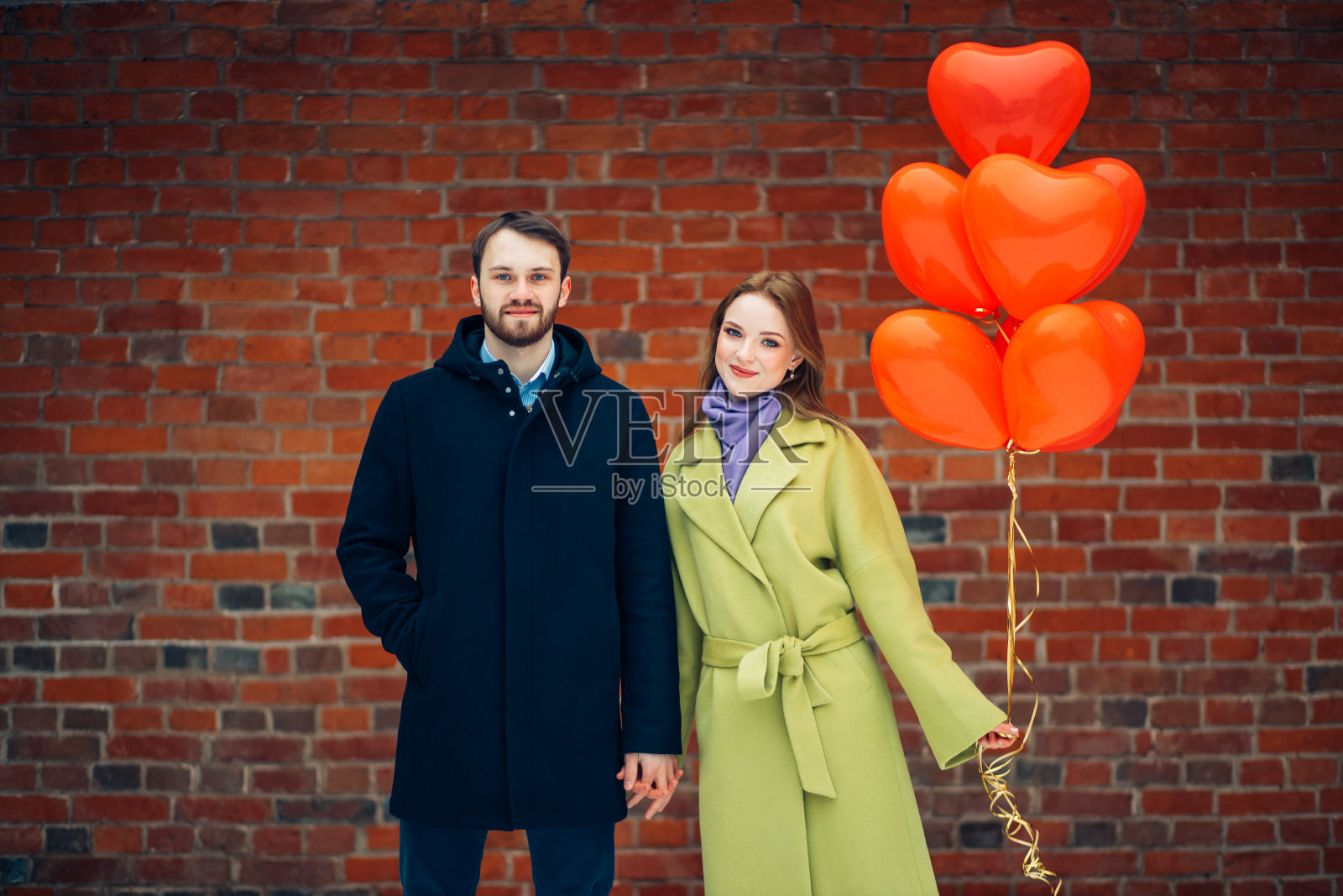 女人和男人在户外庆祝情人节的肖像照片摄影图片