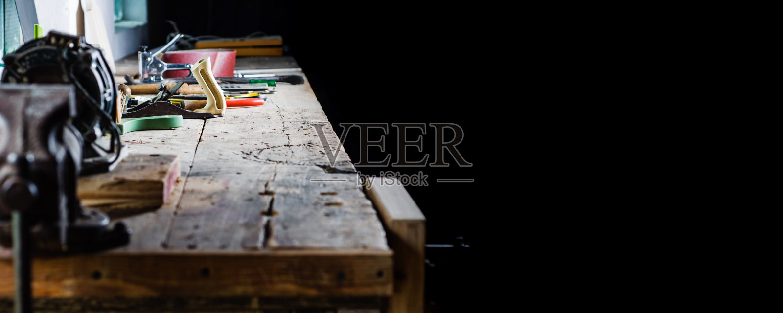 旧车间工作台上的工具照片摄影图片