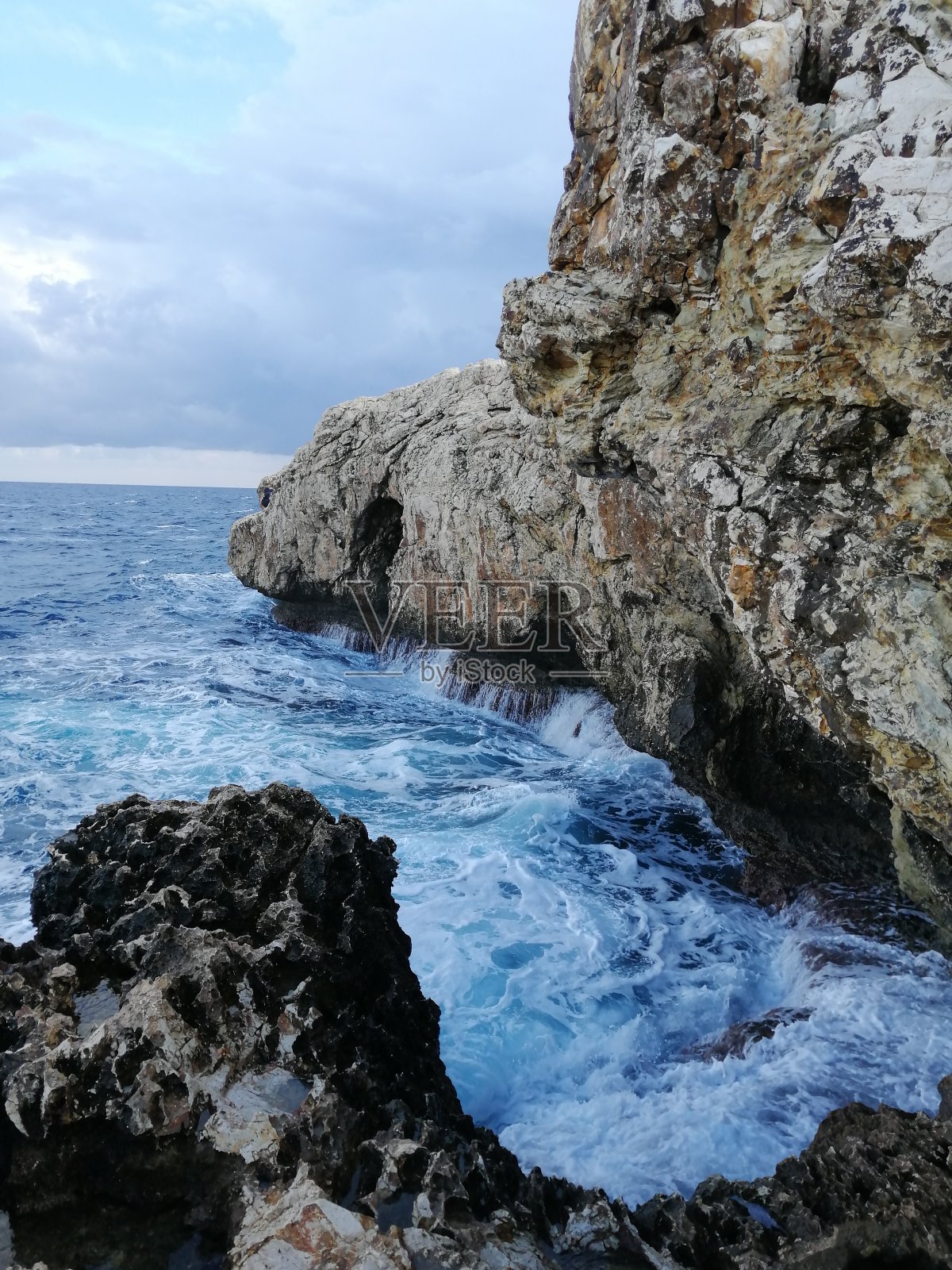 塞浦路斯格列科角附近的海浪拍打着岩石照片摄影图片