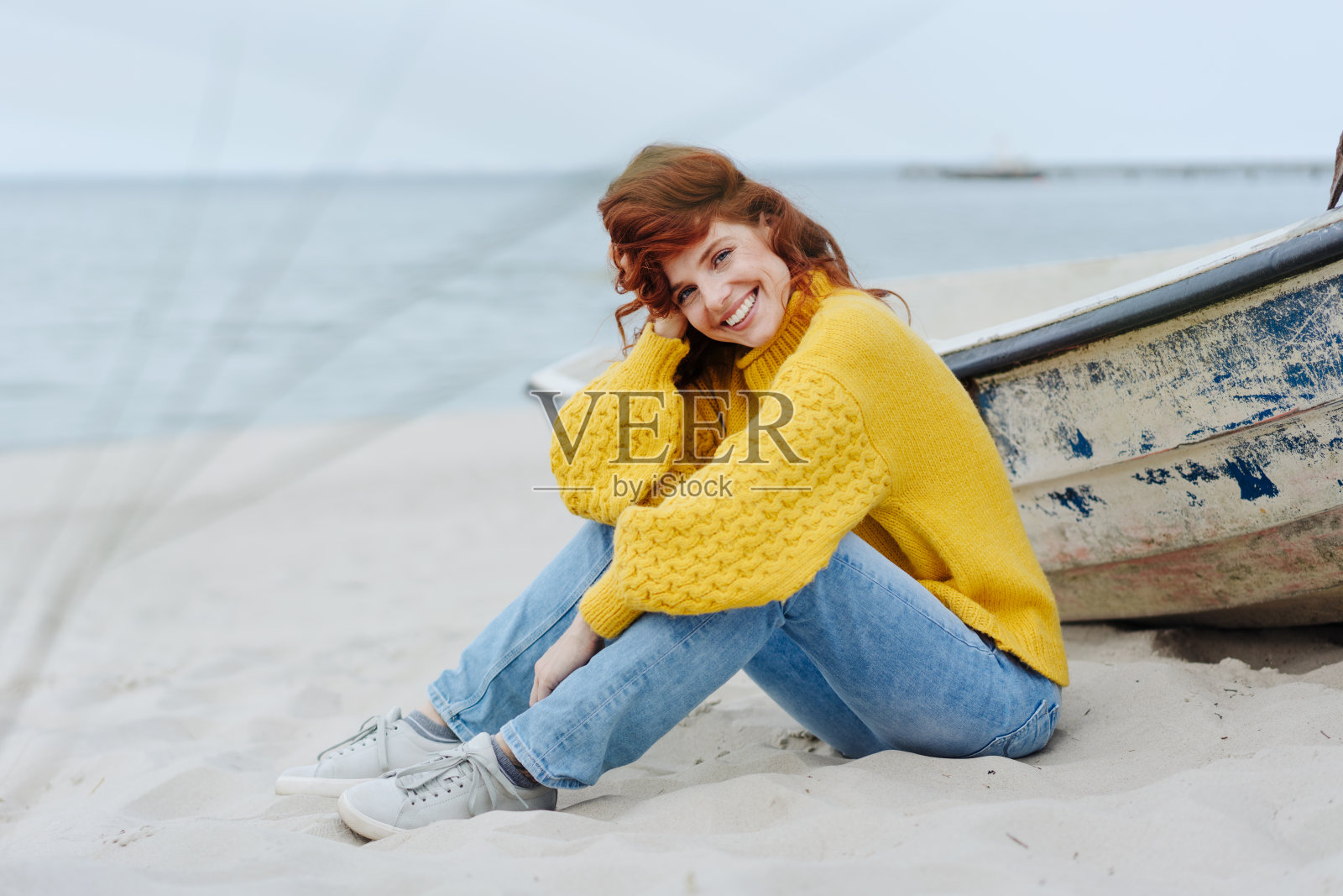 沙滩上红头发黄衣服女孩的肖像照片摄影图片