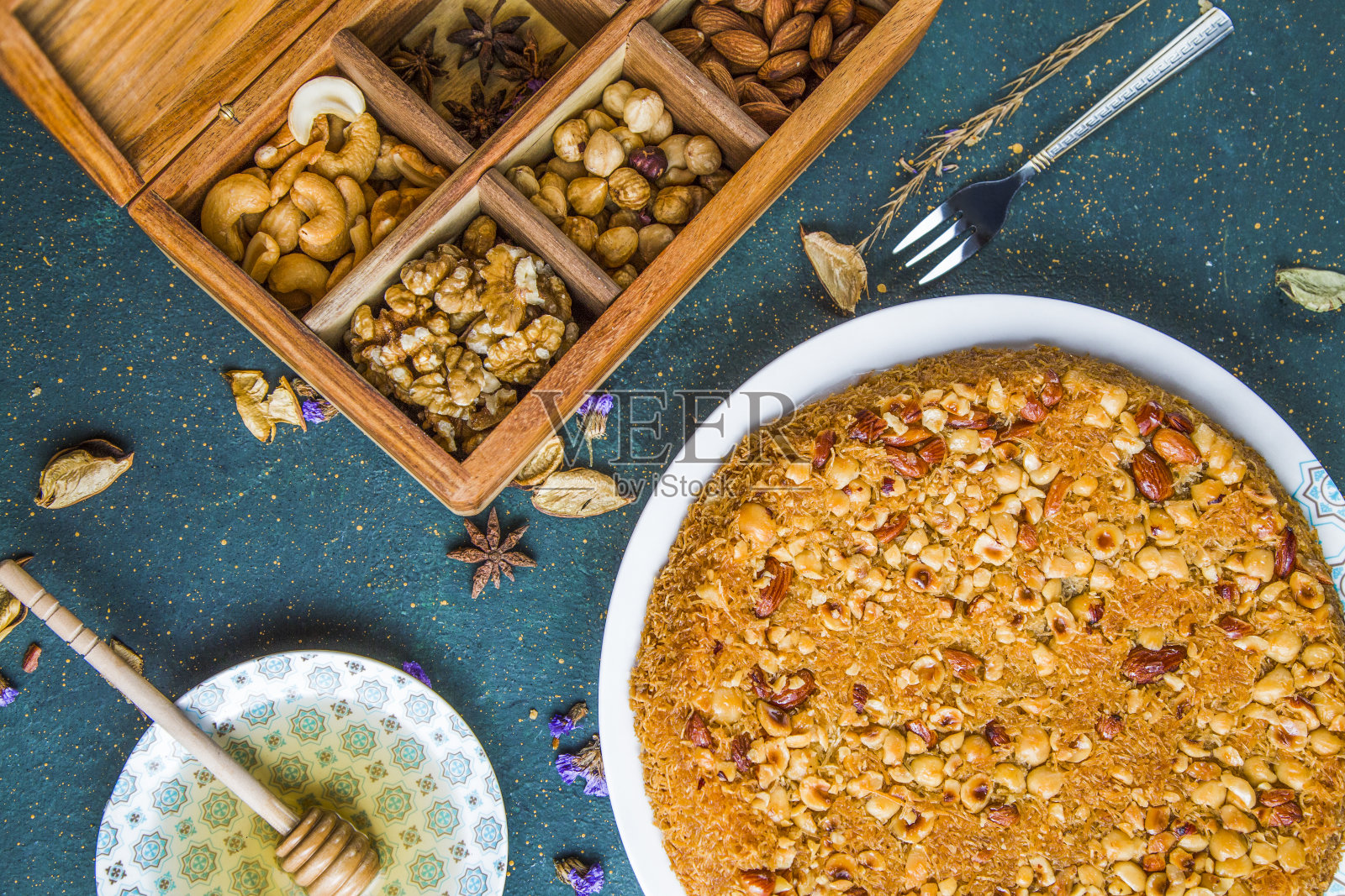 蛋糕和带坚果的木盒俯视图照片摄影图片