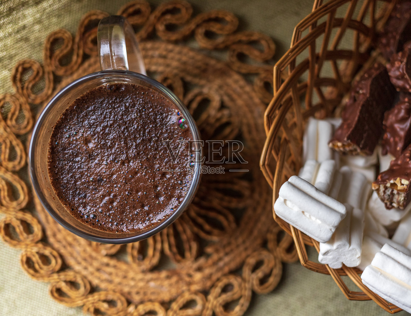 篮子里放着一大杯咖啡和棉花糖。美味可口的早餐照片摄影图片