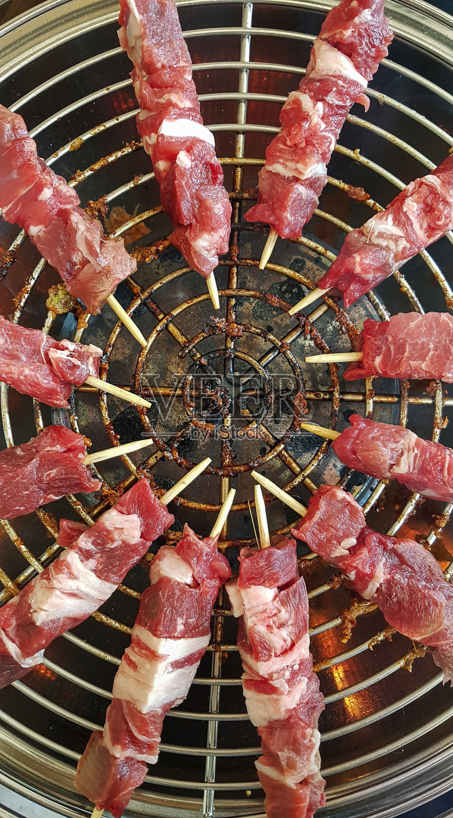 Arrosticini在烤架上烤肉照片摄影图片