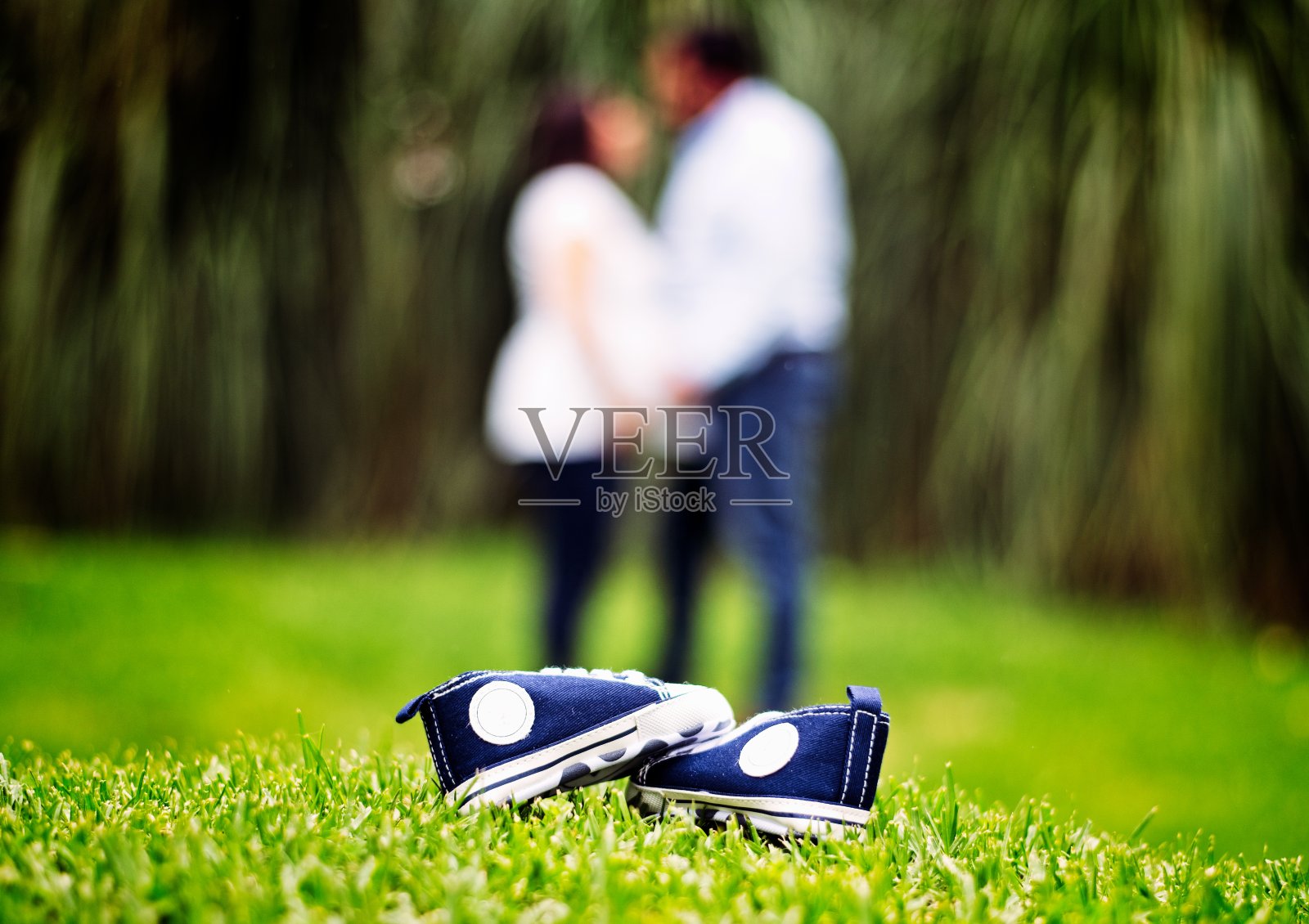 浪漫的丈夫和怀孕的妻子要生男孩了照片摄影图片