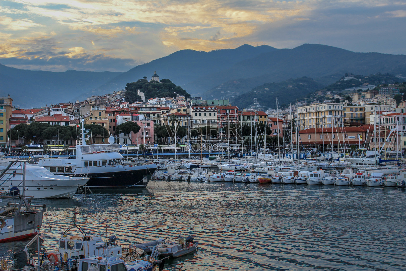 夕阳下圣雷莫码头的帆船照片摄影图片