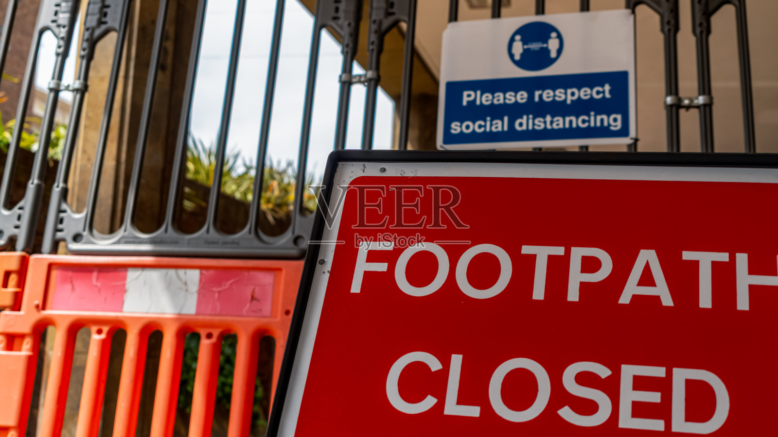 新冠肺炎大流行期间封闭人行道公共信息标志照片摄影图片