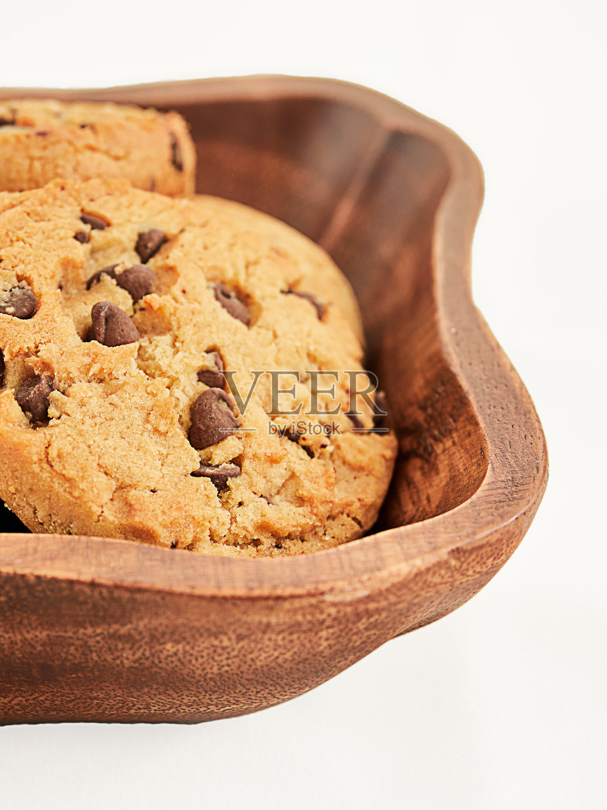 白底木碗上的饼干。照片摄影图片