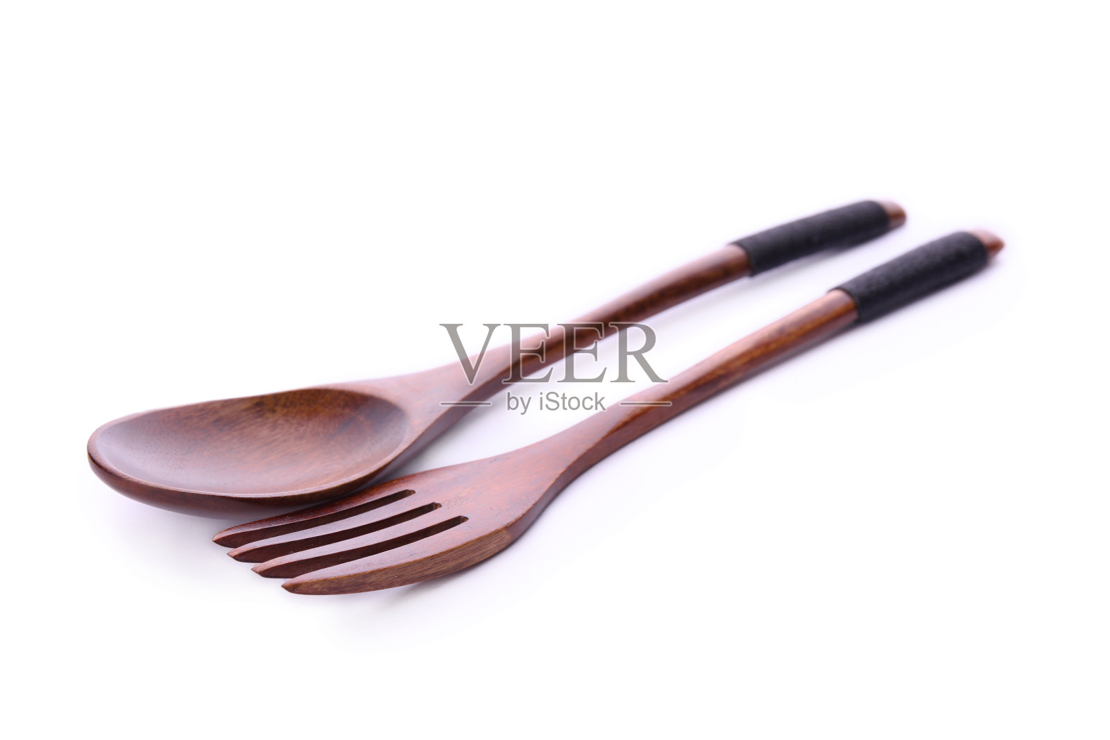 木勺和木叉孤立在白色背景上。塑料餐具的零浪费替代品。生态友好的产品照片摄影图片