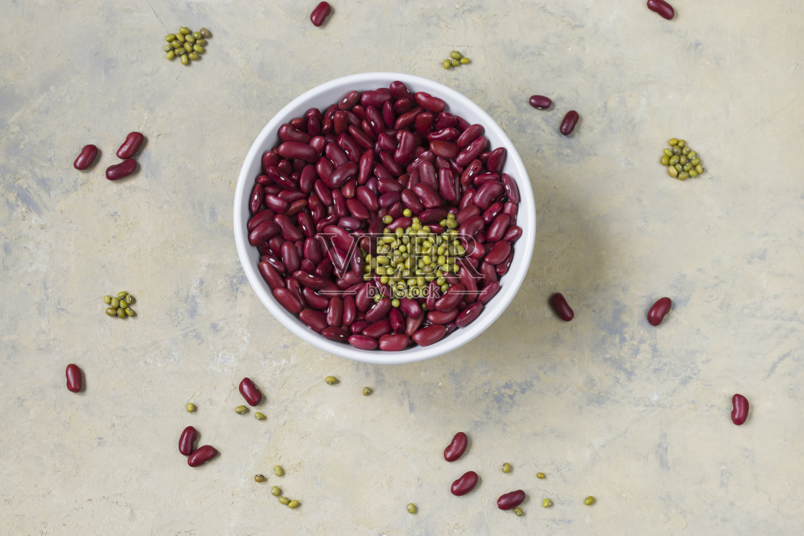 豆子放在明亮的背景上。白碗里装着红豆和绿豆。素食主义者的健康食品。照片摄影图片