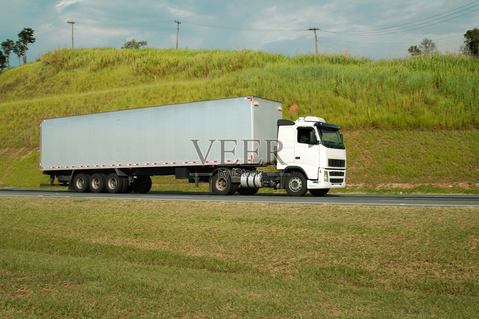 白色半挂车和长长的银色拖车照片摄影图片