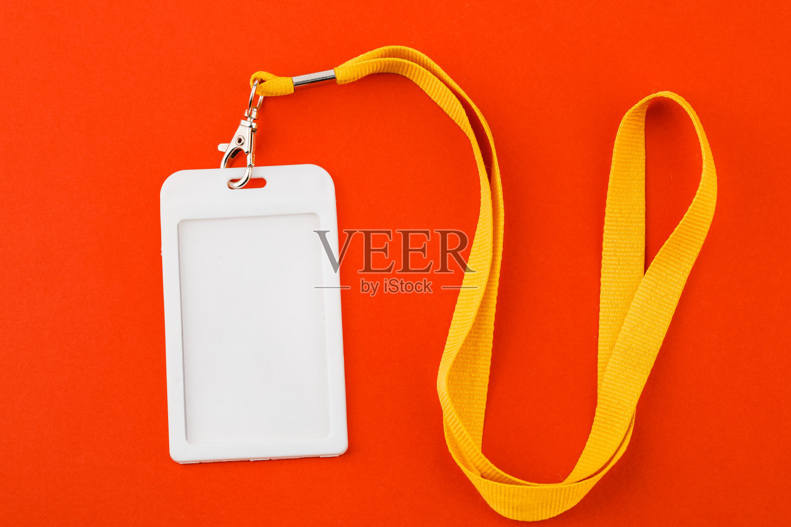 工作ID姓名标签。员工ID。红色背景上有绳子的卡片图标。照片摄影图片