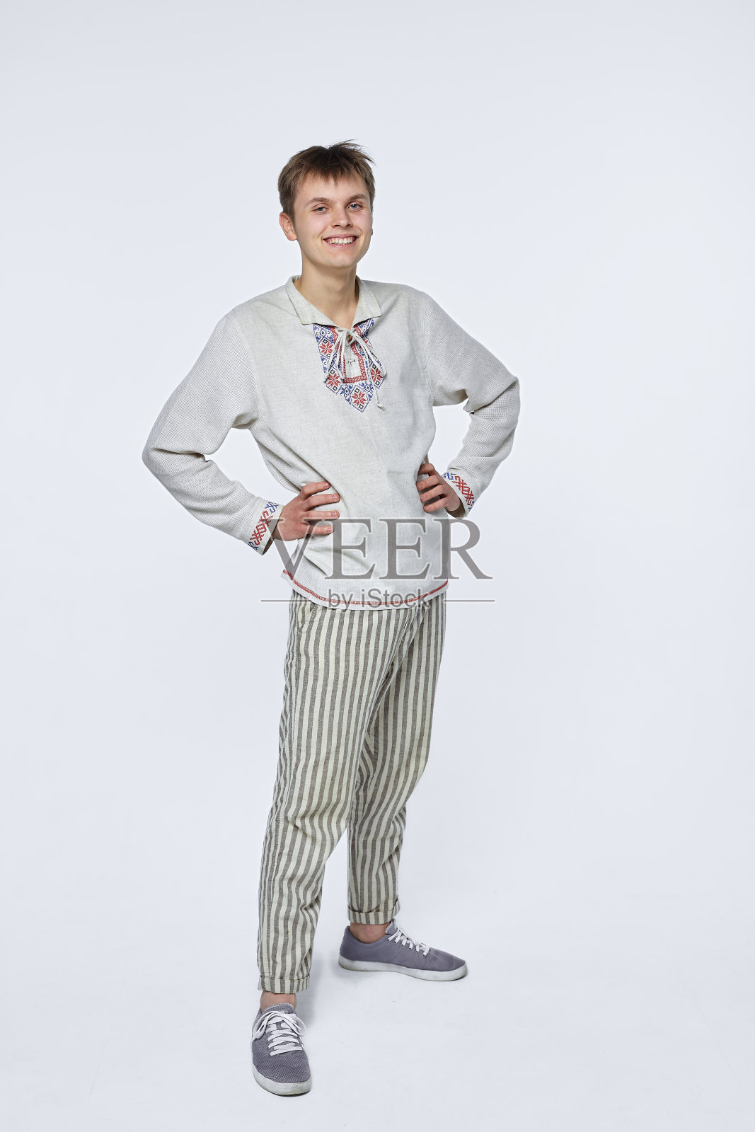 美丽的年轻男子在白俄罗斯民族服装孤立在白色的背景照片摄影图片