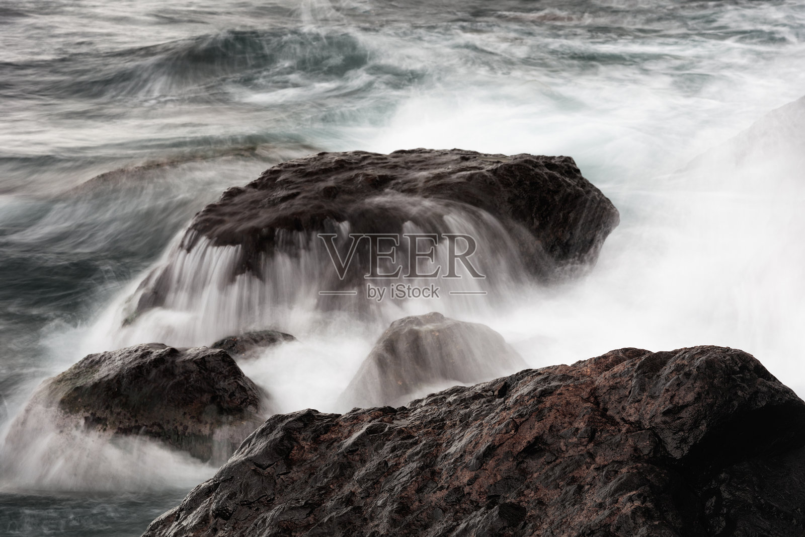 长时间暴露在大海和岩石中照片摄影图片