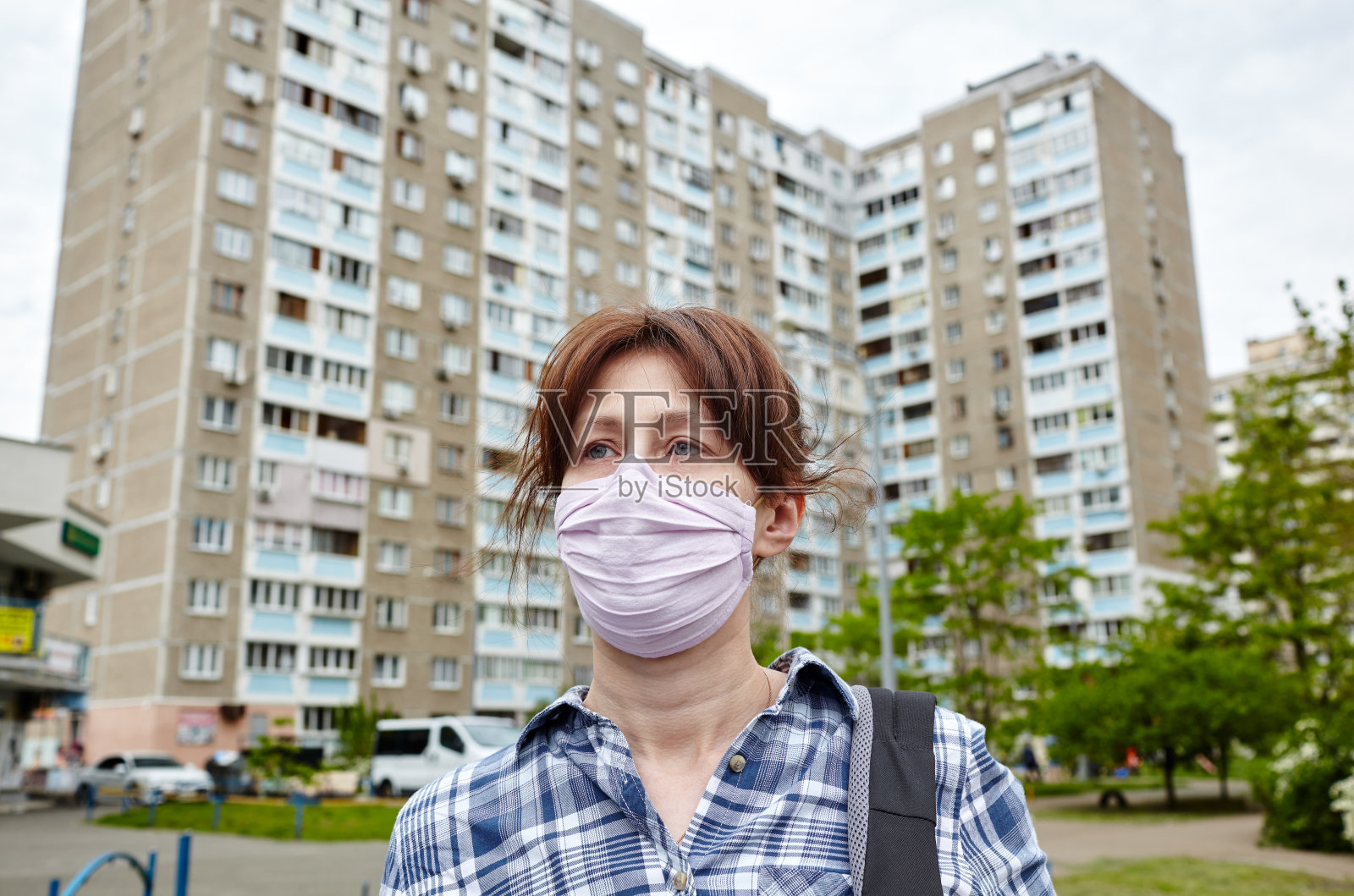 在COVID-19和流感爆发期间戴口罩的妇女。在隔离期间享受自然和阳光。冠状病毒检疫的概念。空气污染照片摄影图片