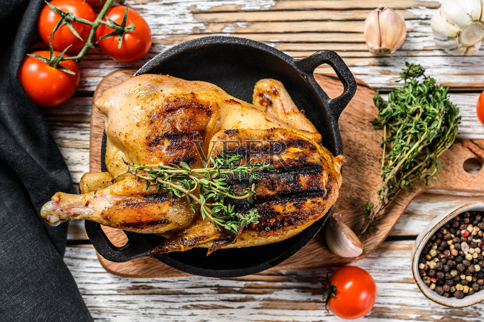 百里香烤鸡。白色背景。俯视图照片摄影图片