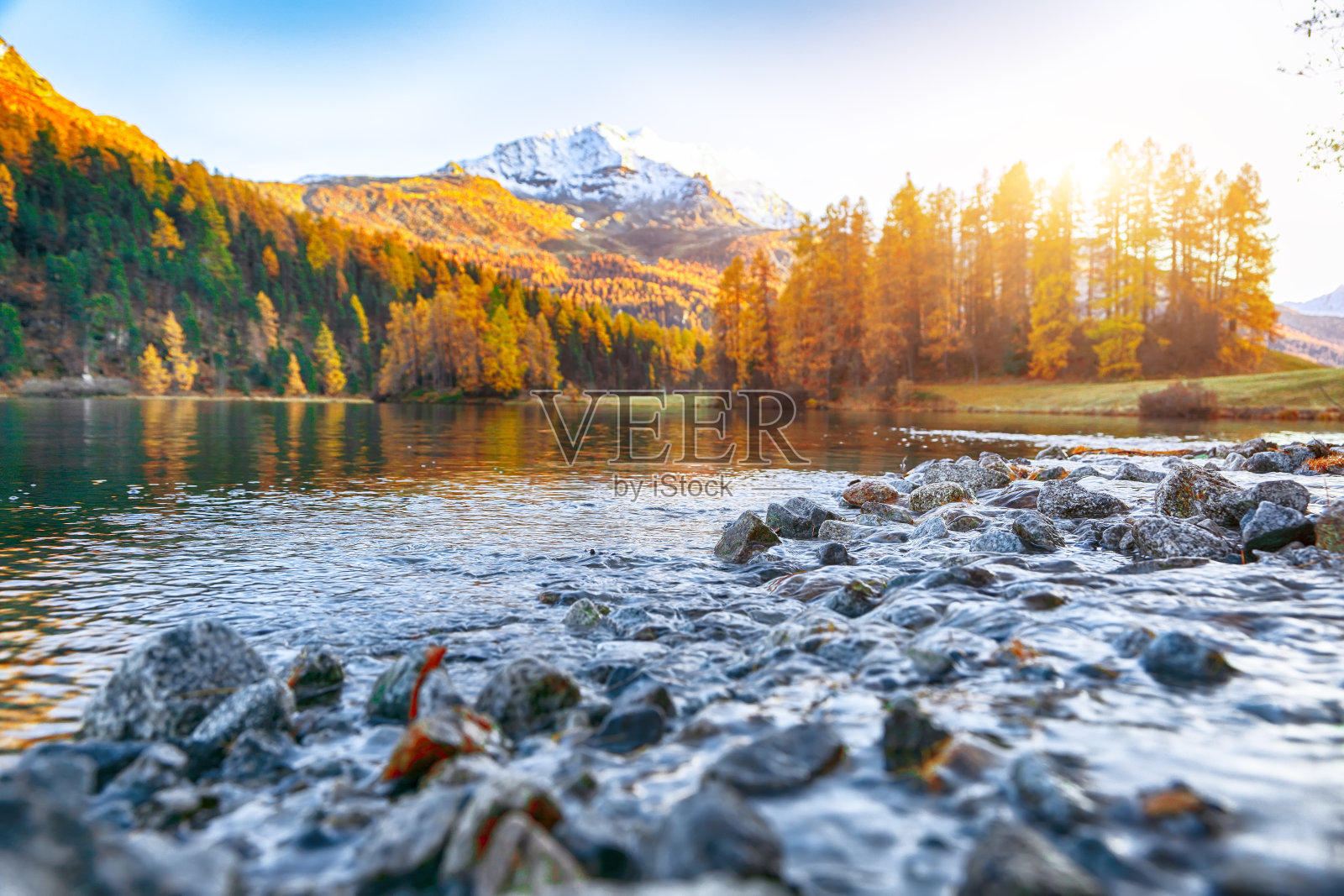 壮观的香普夫湖秋日日落。照片摄影图片