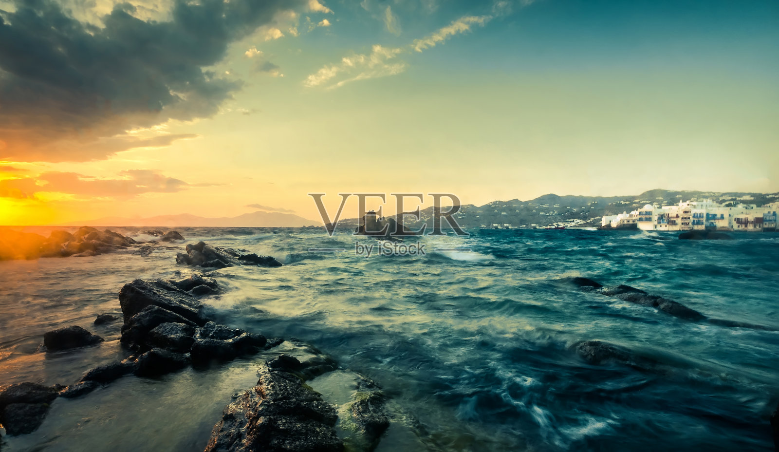 美丽的海景与岩石和海浪照片摄影图片