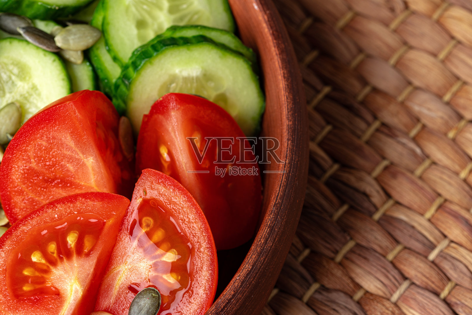 桌上摆着陶瓷碗西红柿黄瓜沙拉照片摄影图片