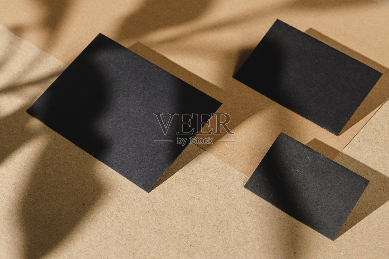 软木桌子上的黑色名片照片摄影图片