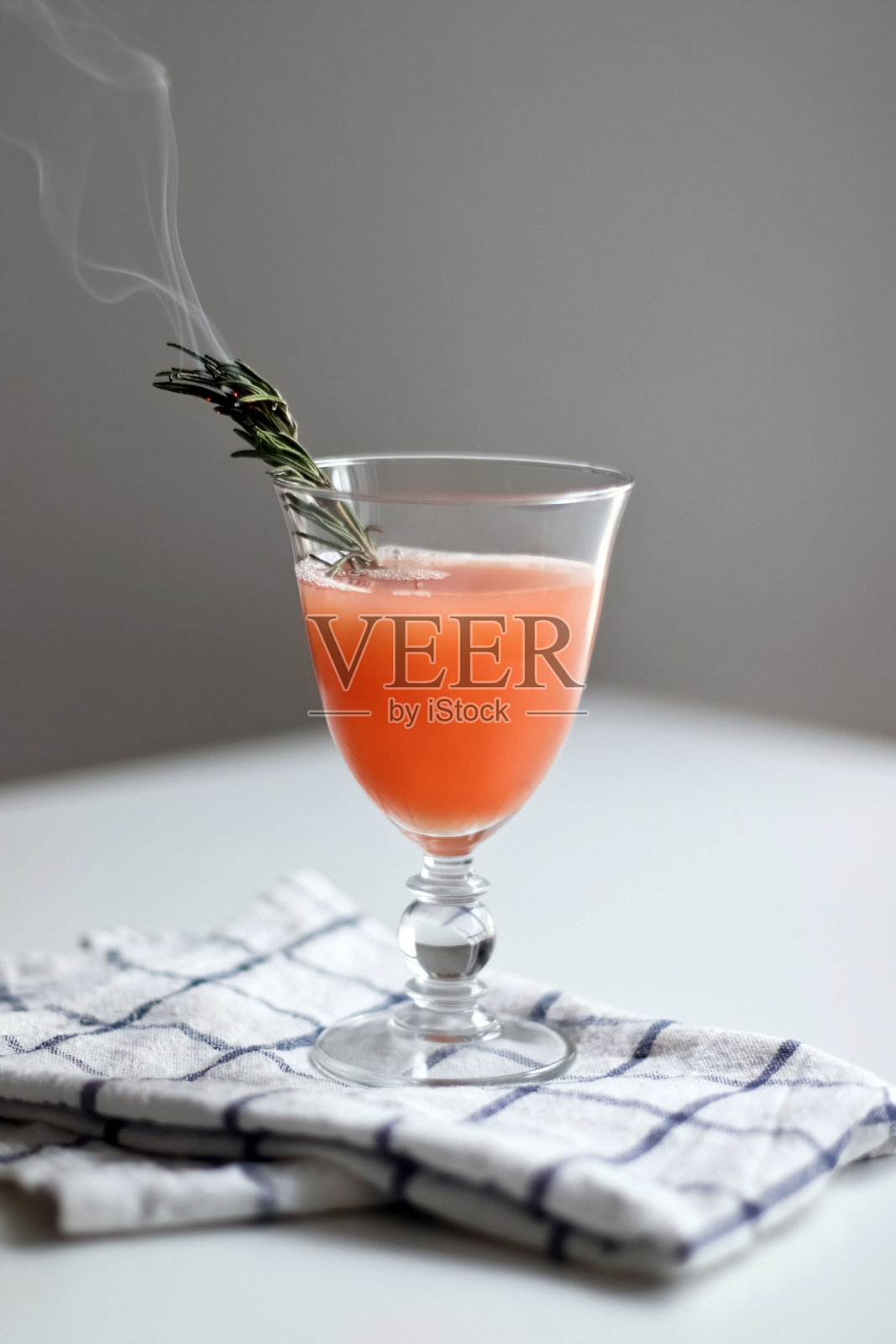 带有迷迭香烟味的橙汁鸡尾酒照片摄影图片