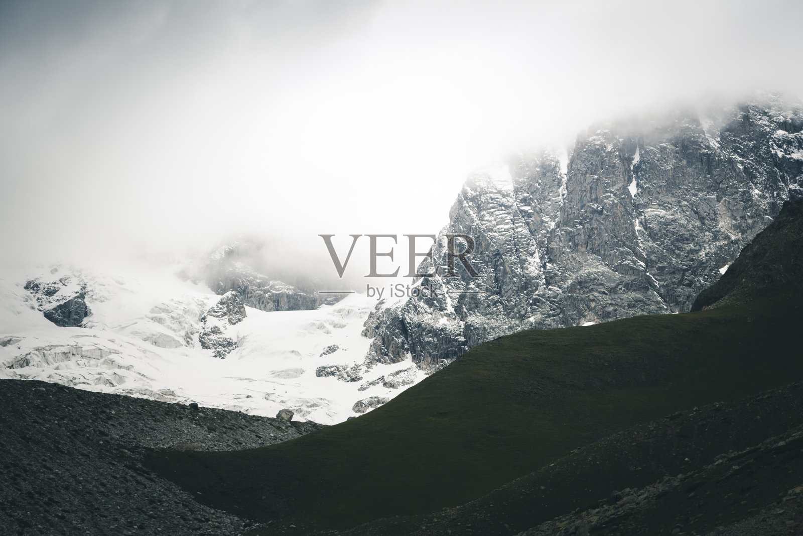 乌斯巴山附近的大悬崖。地理位置:上斯瓦内蒂,格鲁吉亚,欧洲。照片摄影图片