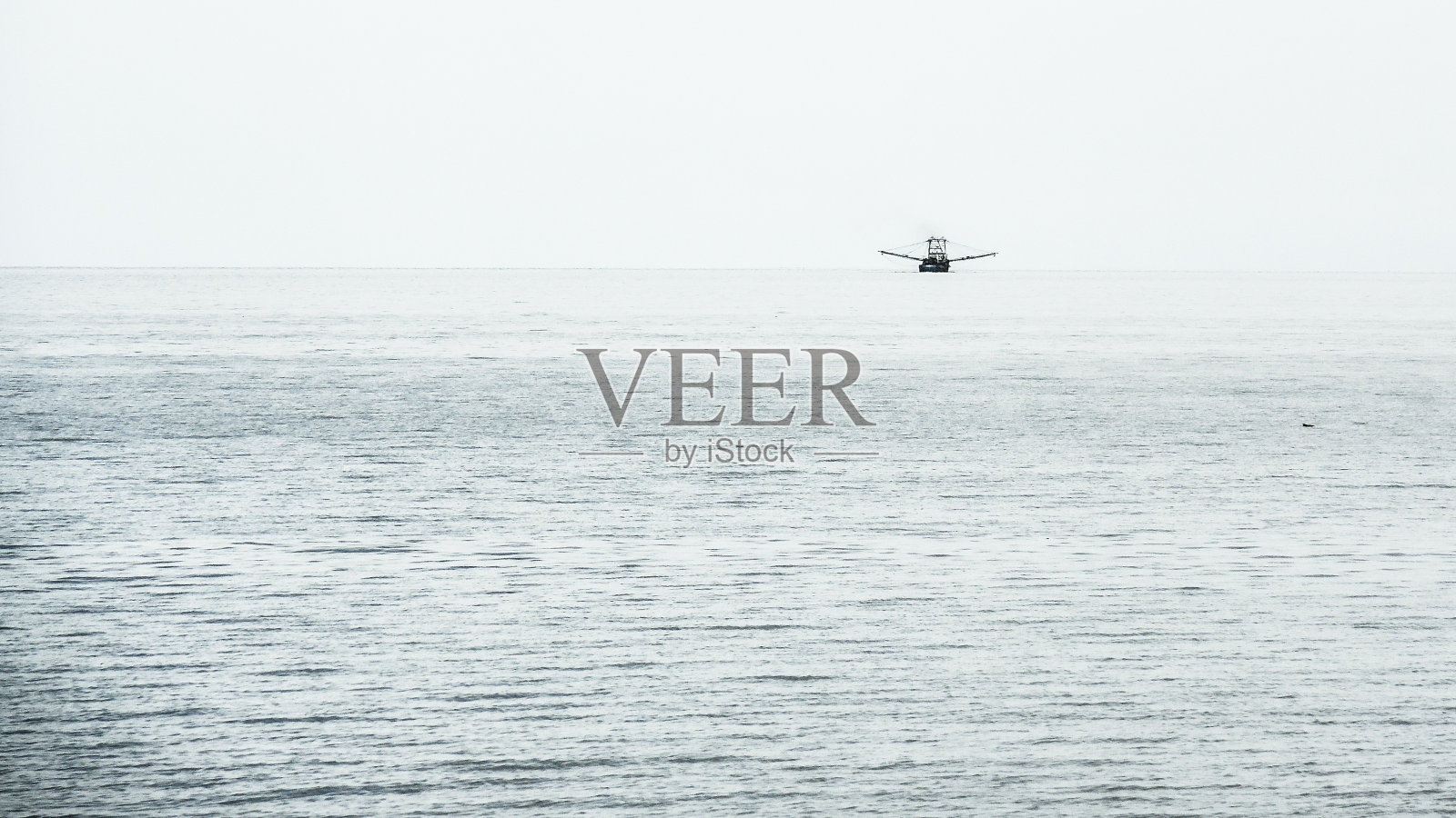 地平线上的船照片摄影图片