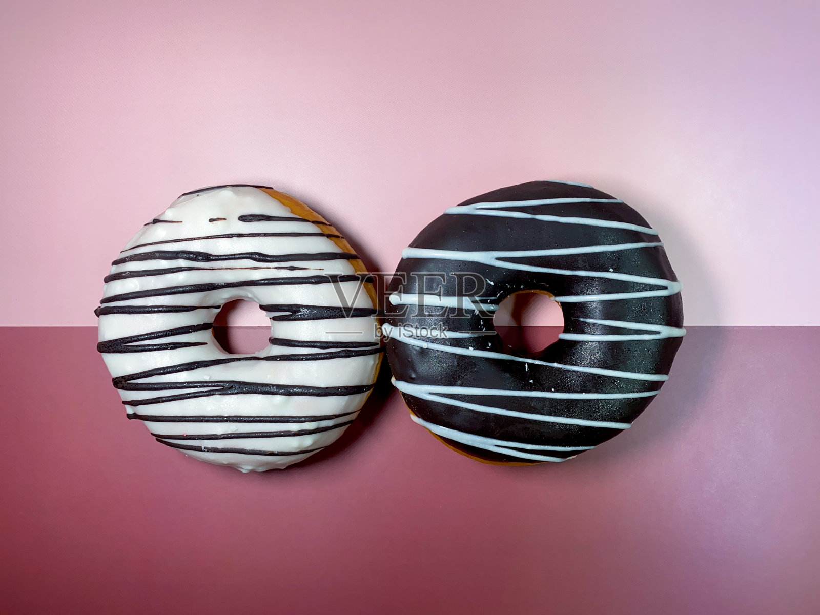 黑色和白色的两块巧克力饼干在干净的背景照片摄影图片