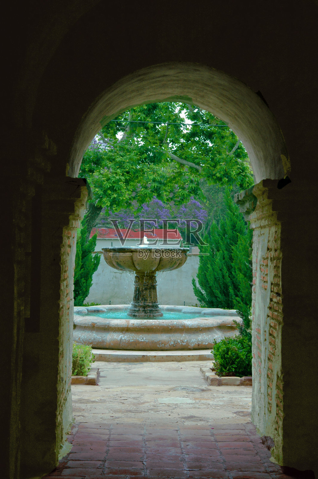 喷泉和拱门-西班牙教会-圣胡安卡皮斯特拉诺-加利福尼亚州照片摄影图片